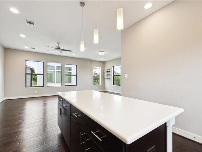 Building Photo - 3212 N MacGregor Way