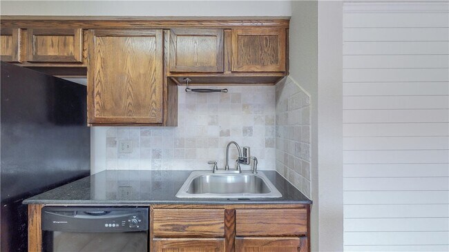 Building Photo - 904 University Oaks Blvd