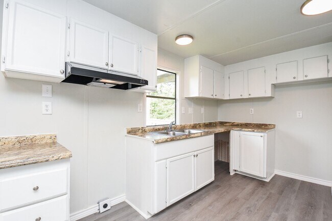 Building Photo - Cozy Roy Harris Loop mobile home