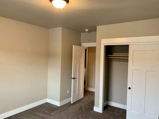 Building Photo - Beautiful 4 Bedroom Townhome