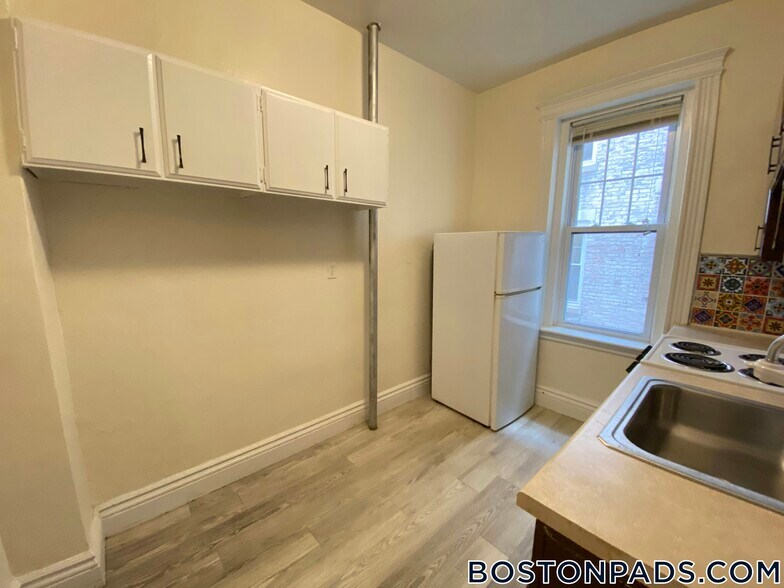 Building Photo - 27 Park Dr