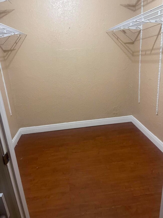 Building Photo - 5472 Club Cir