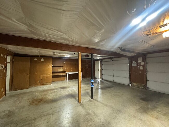 Building Photo - Stunning Three Bedroom With Amazing Views!