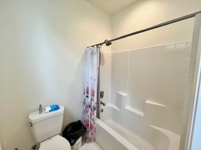 Building Photo - Beautiful 4 Bedroom Home in Clovis!