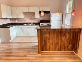 Building Photo - 5809 Hobart St