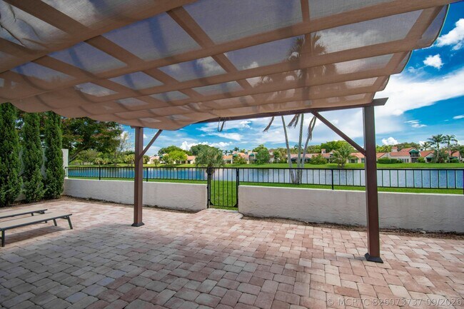 Building Photo - 21460 Laguna Dr