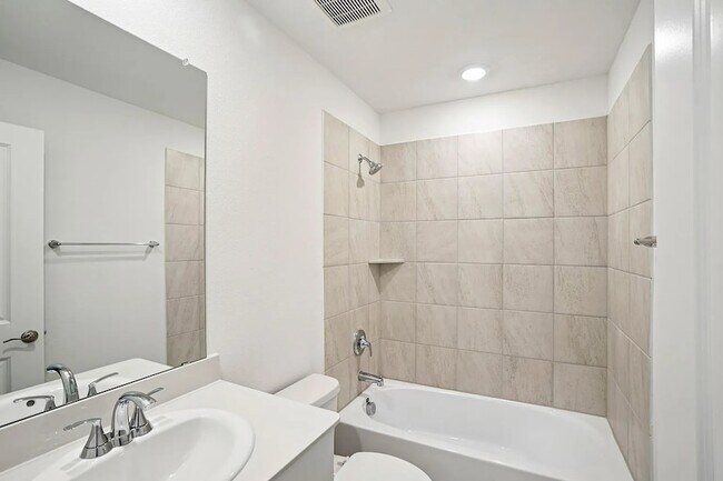 Building Photo - 704 Edgehurst Dr