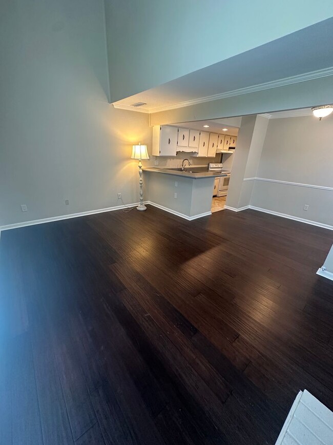 Building Photo - 3BD/2BA Townhouse located in Whispering Oaks!