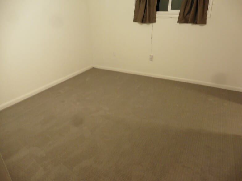 Living room - 547 W 200 N