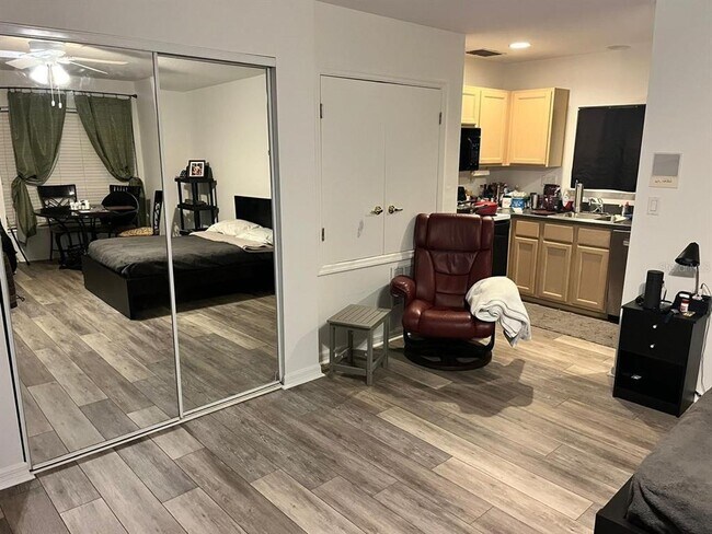 Building Photo - 418 Sycamore St