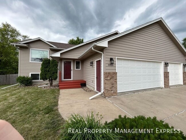 Building Photo - 4 Bedroom 2 Bathroom in SW Sioux Falls