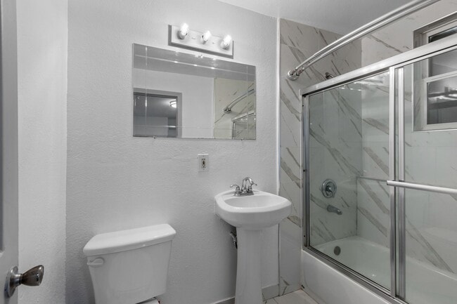 Building Photo - Charming Single-Family Home with Backyard Parking in Pacoima