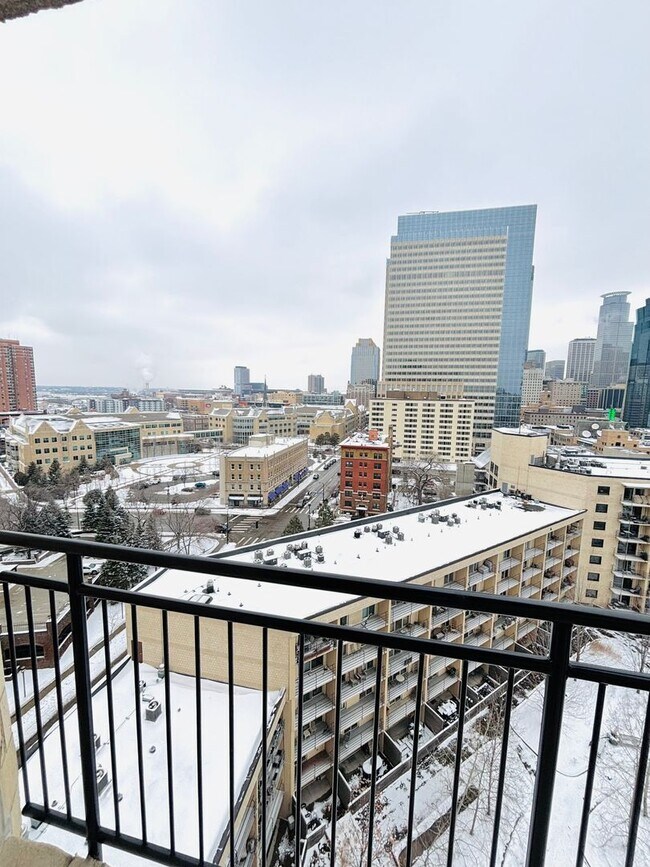 Building Photo - Beautiful 1 bed 1 bath executive condo! Heated parking, gym, sauna!