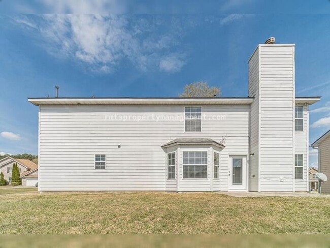 Building Photo - Spacious 4 bedroom 2.5 bath