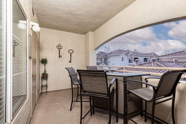 Building Photo - Fully furnished luxury 3br townhome with garage in gated Summerlin community