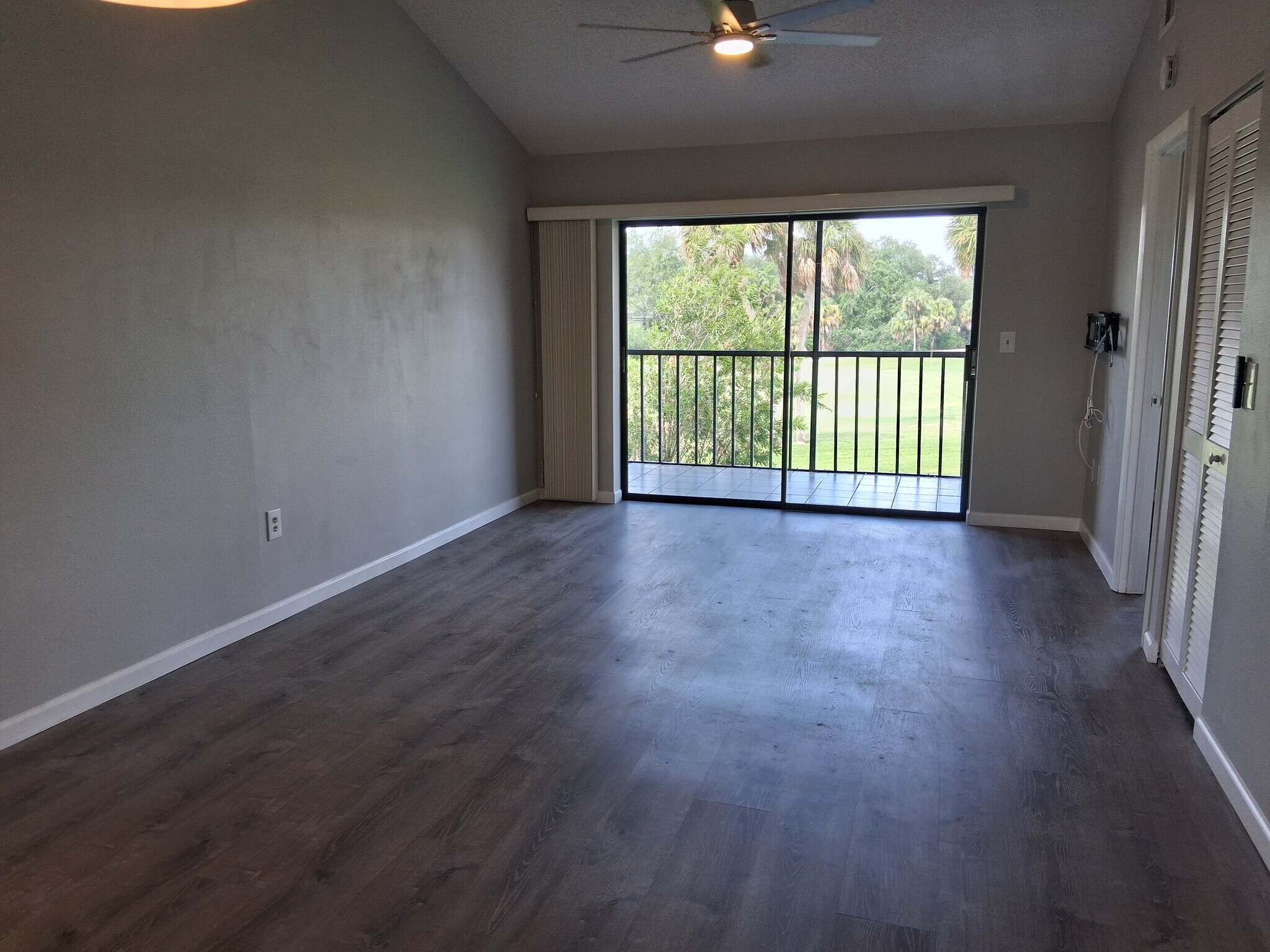 Living room - 927 Capri Isles Blvd