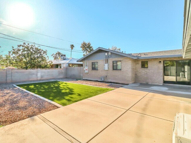 Building Photo - 544 W 17th Pl