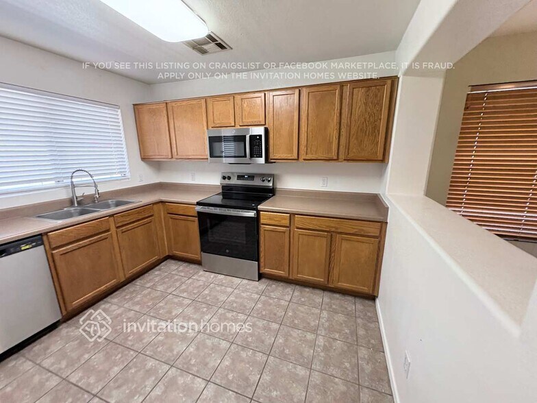 Building Photo - 954 E Pima Ave