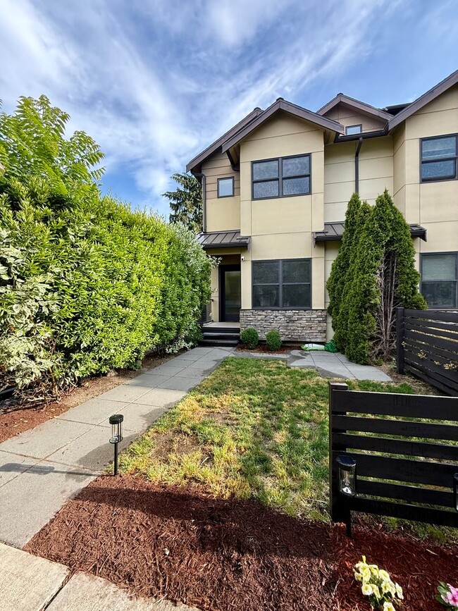 Building Photo - Fabulous Queen Anne Home!  Sunday June 14th from 3:00-4:00!
