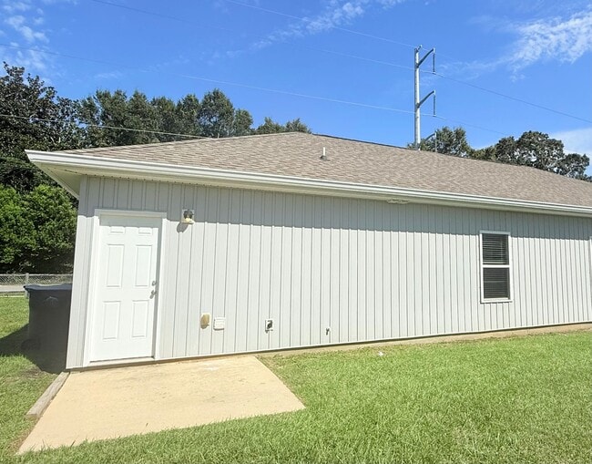 Building Photo - Charming 2 Bed/2 Bath Duplex