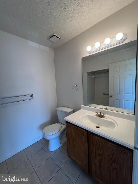 Building Photo - 5660 Wade Ct