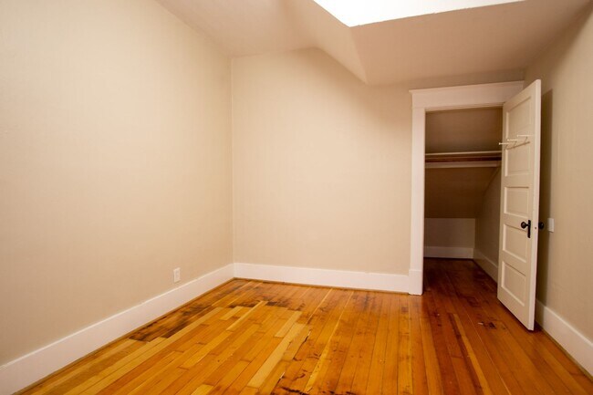 Building Photo - Gorgeous + Spacious 2-Bedroom Flat with Hardwoods, Dishwasher, Fireplace + Etc.!