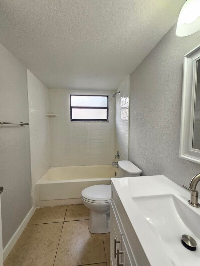 Building Photo - 1545 Lake Crystal Dr