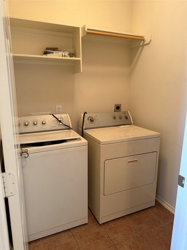 Building Photo - 8835 Old Maple Ln