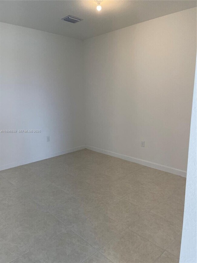 Building Photo - 20588 NE 5th Pl