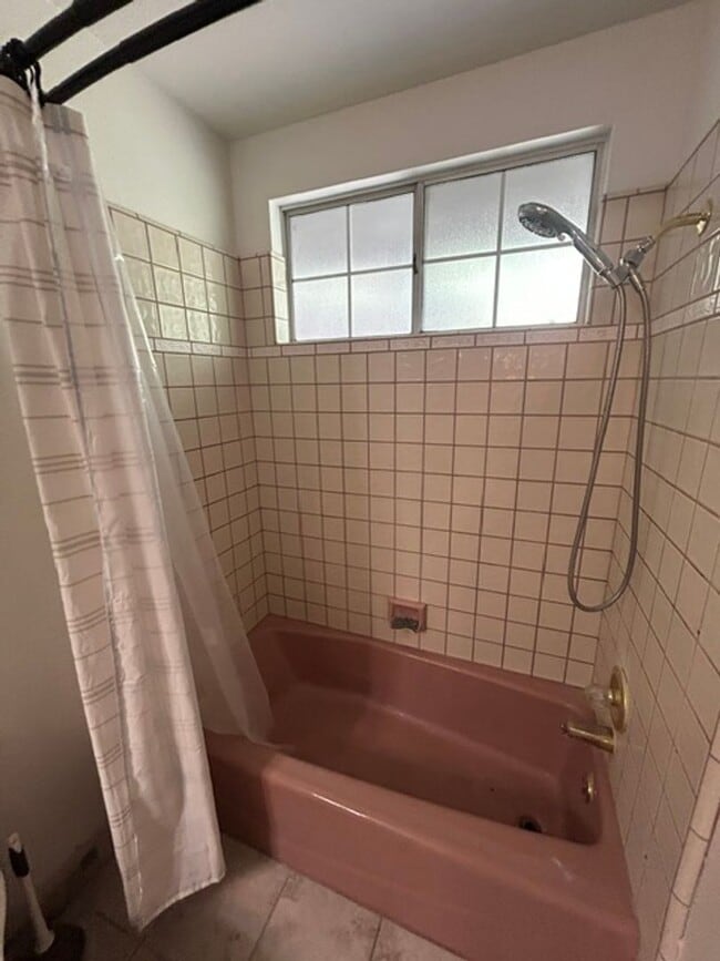 Building Photo - 3 Bedroom 2 Bathroom with a Bonus Room and Pool in the El Diamante School District!