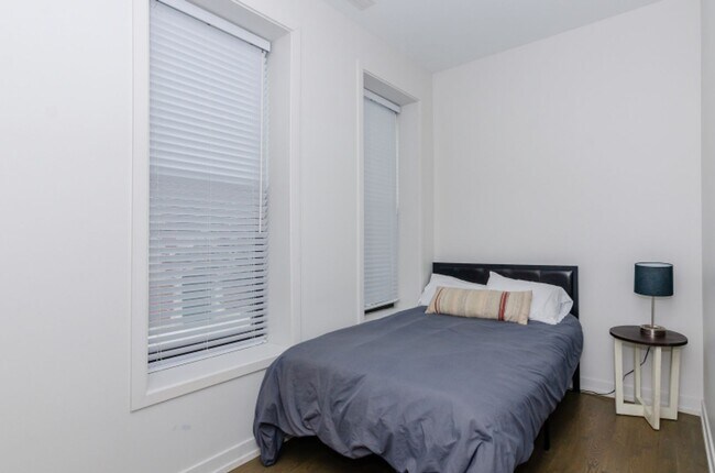 Building Photo - Recently Renovated 2 Bed 1 Bath in Great P...