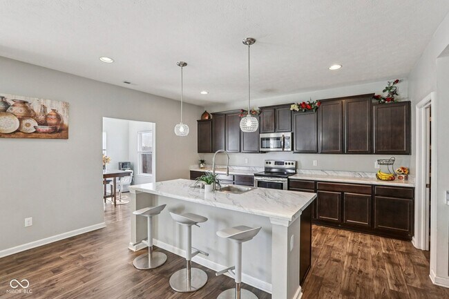 Building Photo - 6673 Laurelwood Dr