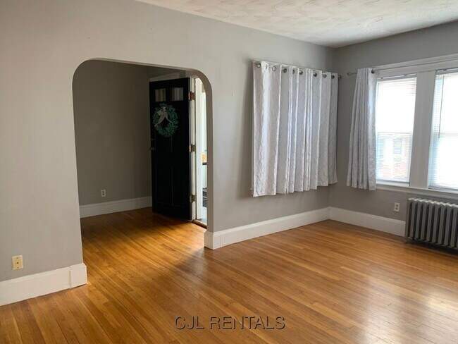 Building Photo - 30 Putnam Rd