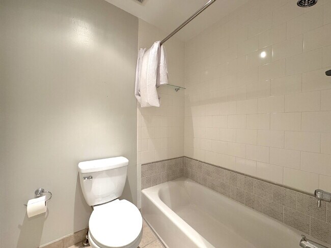 Building Photo - Premier Del Ray Townhome: Steps from The Avenue