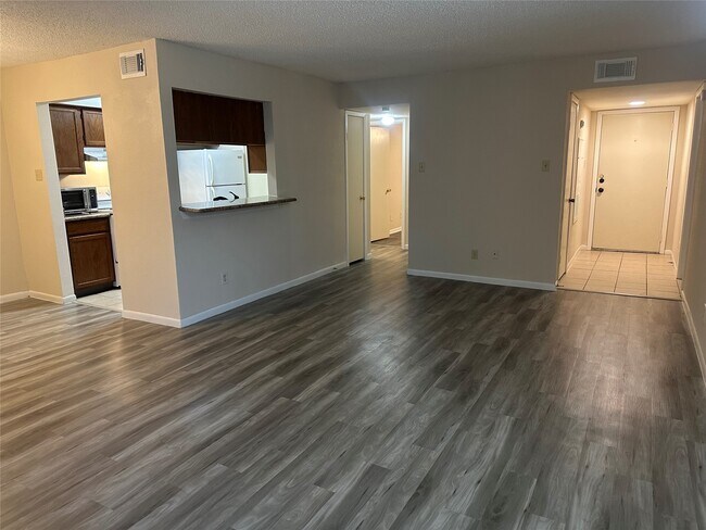 Building Photo - 17401 Red Oak Dr