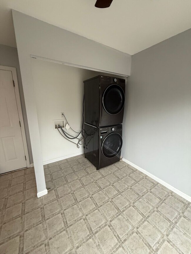 Building Photo - Beautiful 4 Bedroom