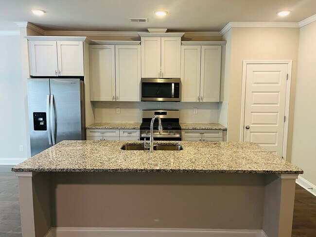 Building Photo - Wow! 4 bedroom 2.5 bathroom in Suwanee! Must See!!