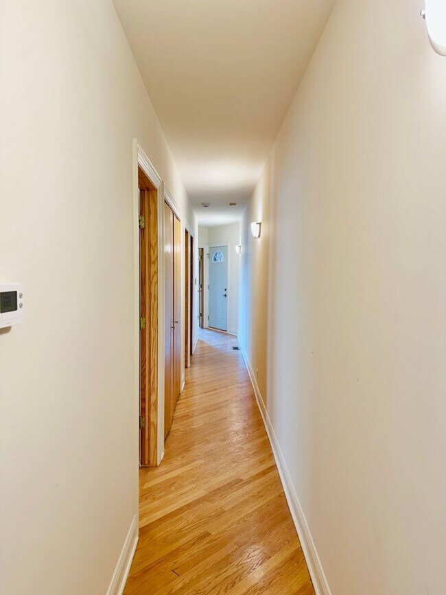 Building Photo - Fully Renovated 3-Bed/2-Bath in Lincoln Park, Parking Included!