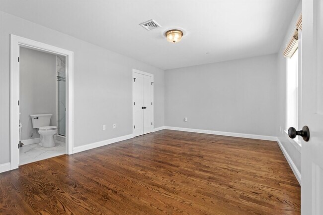Building Photo - 223 Saratoga St