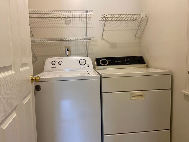 Building Photo - 2 Bedroom,1 Bathroom Condo in Greensboro!