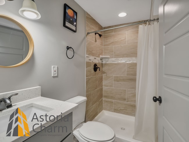 Building Photo - Classic Brick Rowhome with Rooftop Views