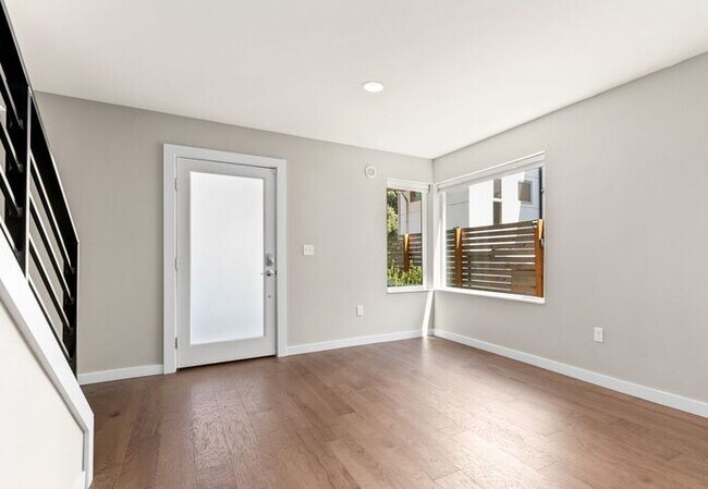 Building Photo - Trendy West Seattle Townhome w/Air Conditioning and Rooftop Deck