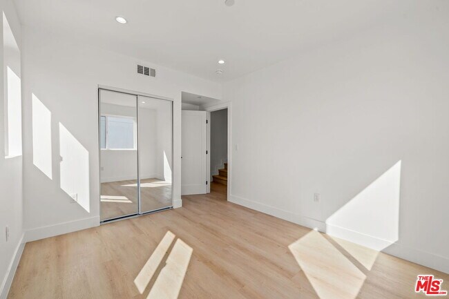 Building Photo - 1933 Magnolia Ave