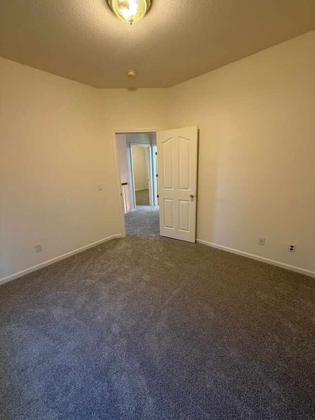 Building Photo - 549 Cascade Dr