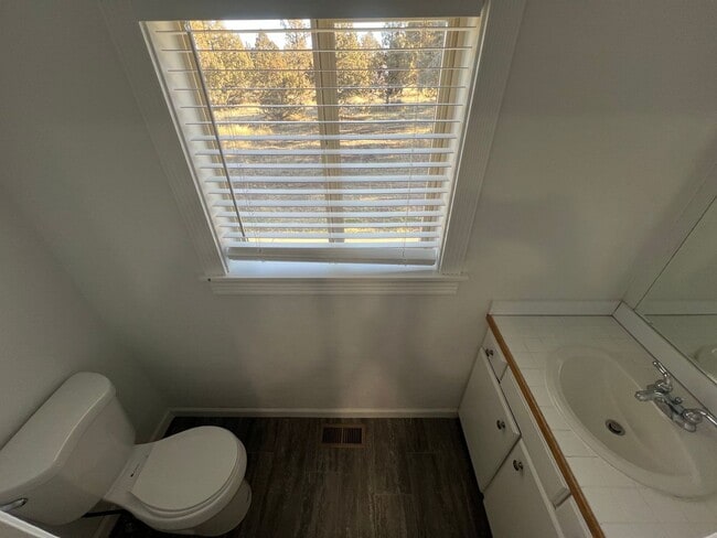 Building Photo - Beautiful Unique 4 Bedroom home with a loft & 3 full bathrooms! Move In Special $500 off first mo...