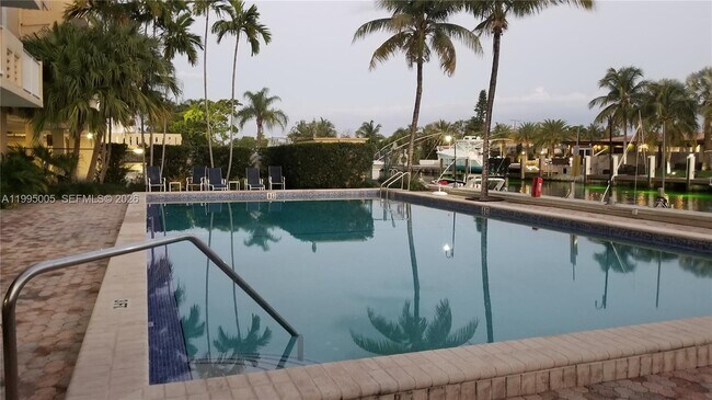 Building Photo - 2350 NE 135th St