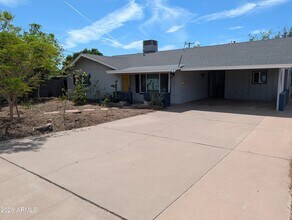 Building Photo - 1039 E Larkspur Ln