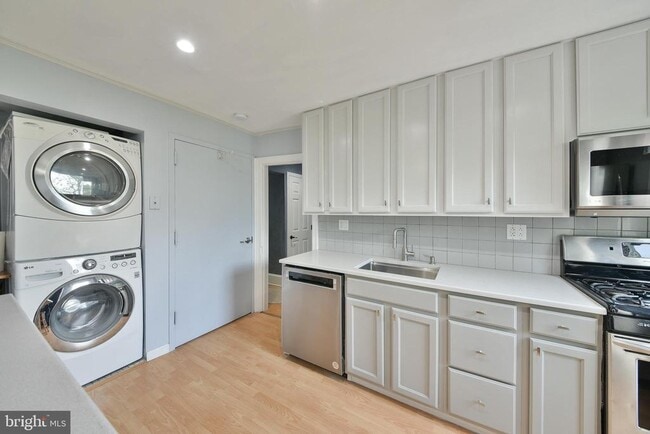 Building Photo - 9 W Wissahickon Ave