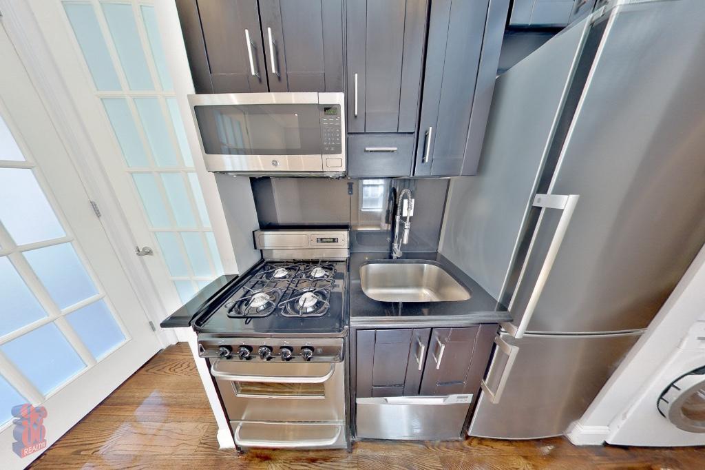 Building Photo - 314 E 106th St