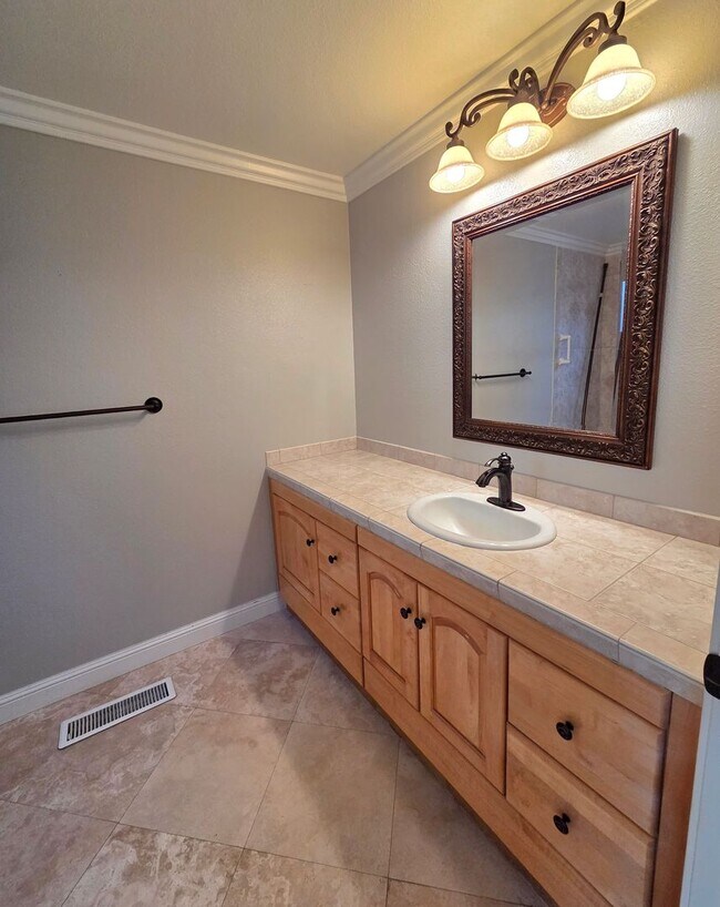 Building Photo - Spacious 3 bedroom 2 bath townhome for rent in Crow Canyon Country Club